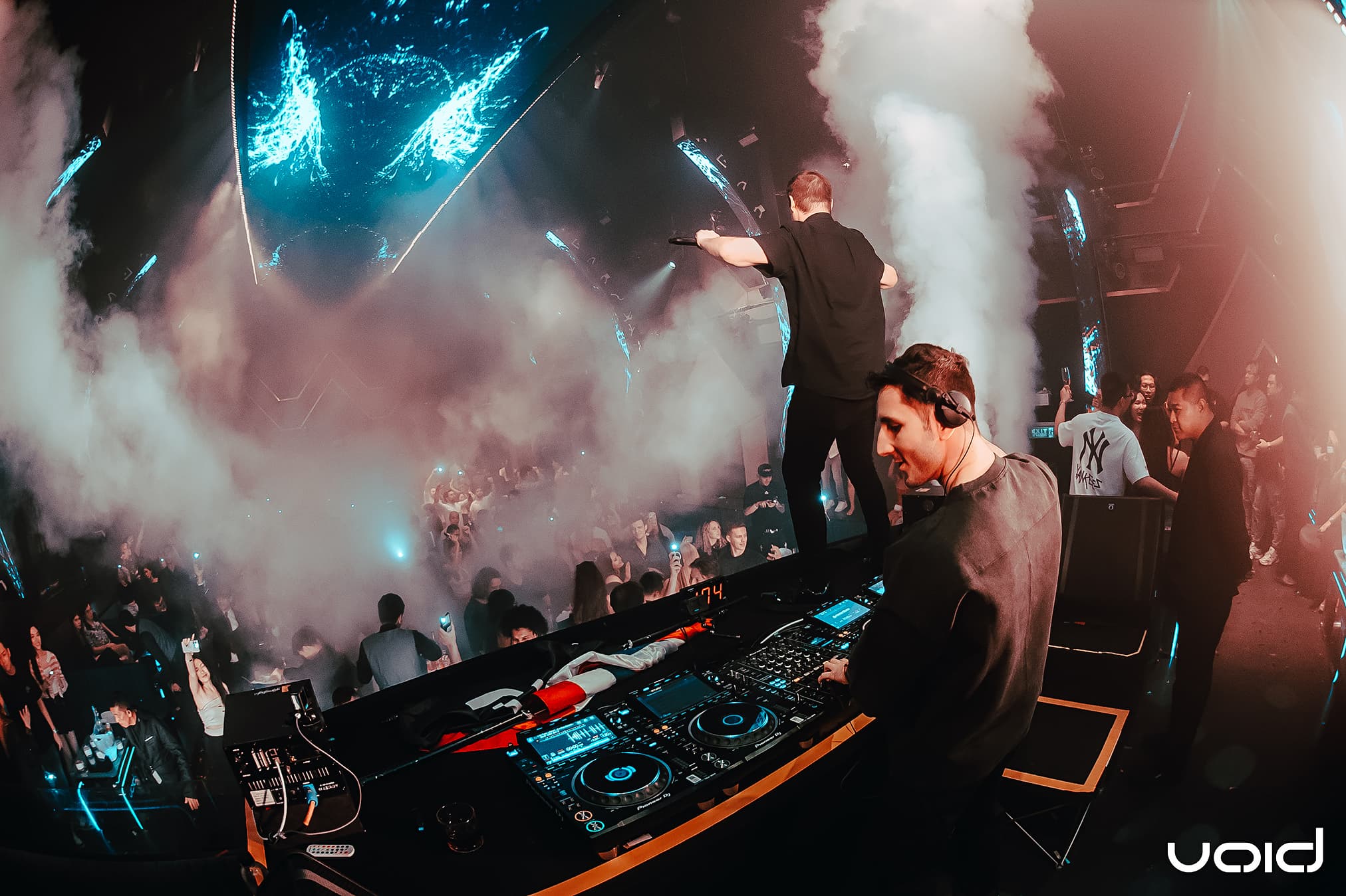 Docent draait in Void Club, januari 2025